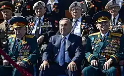 O presidente cazaque Nursultan Nazarbaev com veteranos durante o desfile