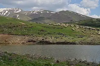 O antigo cemitério e os resquícios do assentamento