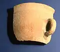 Pedaço de cerâmica de uma base para uma lâmpada a óleo de Sabá com a inscrição שבת ("Shabbat") na escrita aramaica, por volta do século IV, retirada das escavações em Uza[7][8]