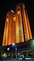O hotel à noite