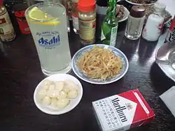 Namul de broto de feijão e rakkyo em conserva