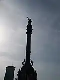 A estátua no alto do monumento