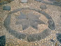 O desenho do piso de paralelepípedos preto e branco do século XVIII.