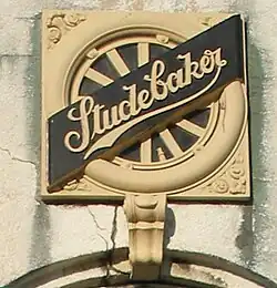 Logotipo na fachada da fábrica