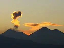 Emanações de Fuego (à esquerda), vulcão Acatenango à direita, 2009