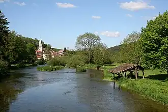 O Rio Doubs e da aldeia.