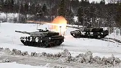 Tanques Leopard 2A4NO, de fabricação alemã, da Noruega.