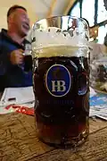Caneca (Maß) de cerveja Hofbräuhaus tipo Dunkel