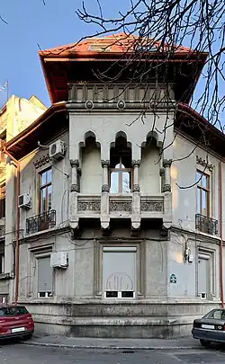 Elemente grupate câte trei (în cazul de aici trei arcade) - Strada Pictor Constantin Stahi nr. 14, București