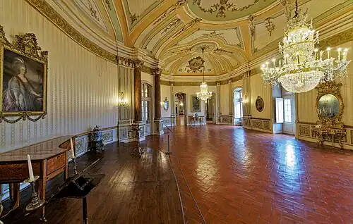 A Sala de Música com retrato de D.&nbsp;Maria&nbsp;I pendurado sobre o piano