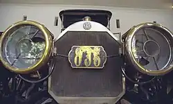 O primeiro emplacamento registrado no Brasil é de 1901. O modelo inicial das placas foi usado até 1915