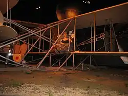 Uma réplica do Wright Model A no National Museum of the United States Air Force