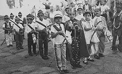 Crianças imitam a Mourama do desfile adulto