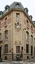 Nº 19, avec un bas-relief au nom de Didot-Bottin, au croisement avec la rue Gaston-Gallimard.