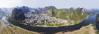 Vista aérea de Yangshuo a partir do Rio Li