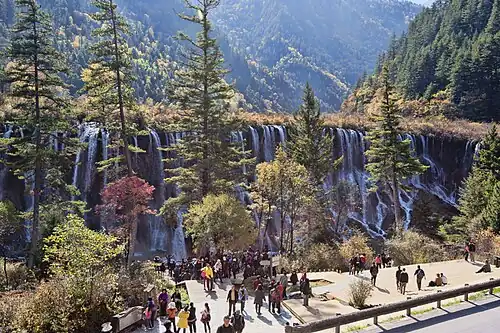 Cascatas Nuorilang, 20 m de altura e 320 m de largura, símbolo de Jiuzhaigou