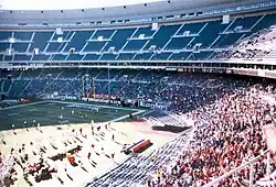 Veterans Stadium na configuração para futebol americano