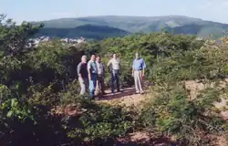 Prefeito Ladeia com secretários em junho de 2002 na área doada