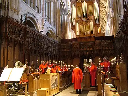 Um coro praticando na Catedral de Norwich, Inglaterra