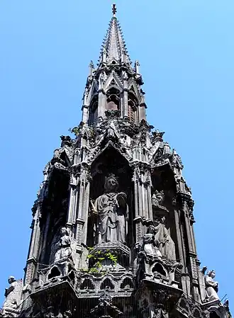 Substituição da Cruz de Eleanor original, da qual a região obteve seu nome, feita no período vitoriano.