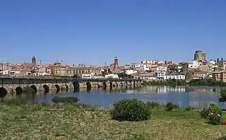 Vista de Alba de Tormes com o rio Tormes em primeiro plano