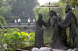 Estátuas dos protagonistas no Lago do Oeste, em Hangzhou