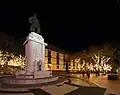 Estátua de Zarco e Edifício do Governo Regional nas Avenidas Arriaga e Zarco e as iluminações de Natal.