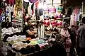 Uma loja de roupas íntimas dentro do bazar