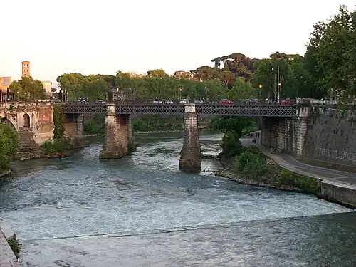Imagem moderna da Ponte Palatino. A igreja ficava exatamente onde está a porção oeste (direita) da ponte, com parte abaixo d'água. O único arco remanescente da Ponte Partida está visível à esquerda, ao lado da nova ponte.