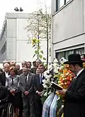 Cerimônia memorial dos delegados alemães e israelenses com deposição de uma coroa de flores em 5 de setembro de 2012, sob a supervisão da SEK posicionada no telhado, em frente ao edifício 31 da Connollystraße