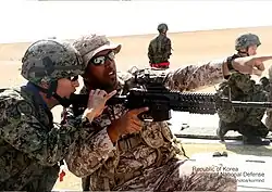 Um soldado dos Emirados Árabes treinando com militares sul-coreanos.