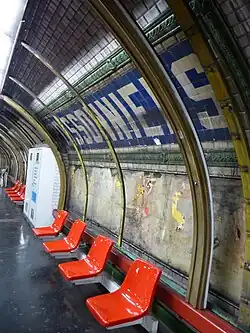 Antiga placa da estação Poissonniers (linha 12).