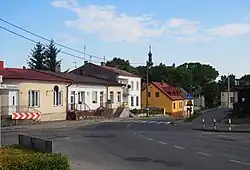 Parte da praça do mercado e da igreja histórica