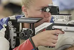 Um sistema de abertura ajustável (0,5 a 3,0mm) e oclusor montado em uma dioptria em fuzil de ar de 10 metros.