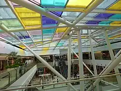 Interior do centro comercial.