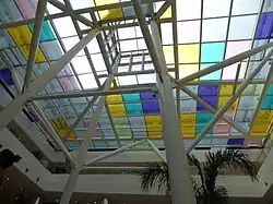 Painéis que cobrem o teto da parte central.