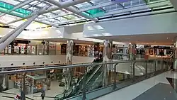 Interior do centro comercial.
