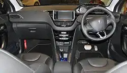 Interior modelo 2015 pré-facelift (volante na direita)