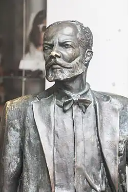 Estátua de Júlio Dinis, notável médico e escritor português.