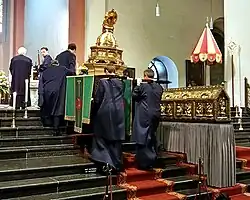 Exibição de relíquias com Noodkist e busto relicário