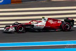 Zhou Guanyu guiando a Alfa Romeo C42 no Grande Prêmio da França de 2022