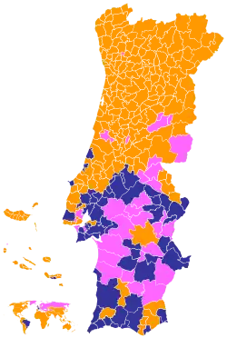 Partido ou coligação mais votado por concelho: PPD/PSD.CDS–PP e PPD/PSD.CDS–PP.PPM – laranja, PS – rosa, CH – azul.