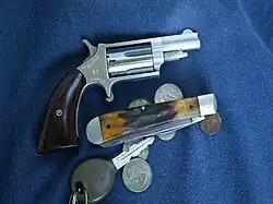 O .22 M- A .22 Winchester Magnum Rimfire revolver equipado com "Boot Grips"