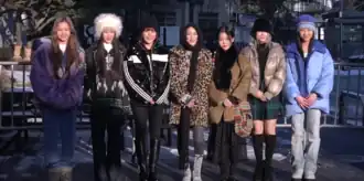 XG posando para a câmera na pré-gravação do KBS Music Bank