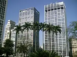 Edifício Grande São Paulo a esquerda e Mercantil Finasa, a direita.