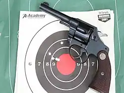 Grupamento de 1,3&nbsp;polegadas&nbsp;(33,0&nbsp;milímetros) a 25&nbsp;jardas&nbsp;(22,9&nbsp;metros) obtido com um Colt Police Positive Special de 1938