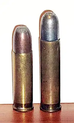 O .35 Winchester Self-Loading (esq.) ao lado do .351 Winchester Self-Loading.
