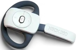 Xbox 360 Wireless Headset, um fone de ouvido de orelha única que combina um alto-falante e microfone para bate-papo por voz sobre o serviço online Xbox Live. O fone de ouvido se conecta sem fio ao console Xbox e possui uma presilha auricular cinza escuro para mantê-lo no lugar; o microfone se estende um curto trecho em direção à boca do usuário. Na parte externa do fone de ouvido, há três botões para controlar volume e energia, dispostos em círculo.