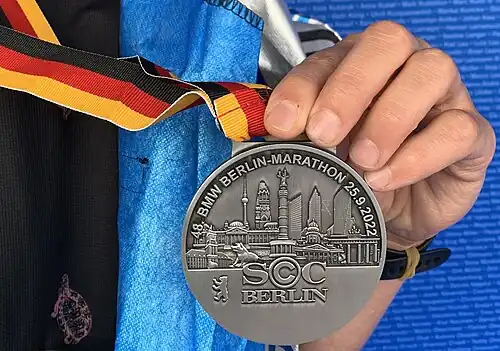 Medalha dada aos corredores que completaram a edição de 2022.