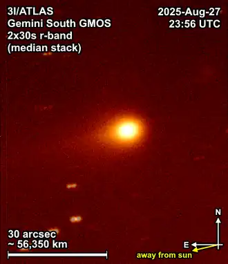 A estrela 3I/ATLAS, fotografada pelo telescópio Gemini Sul a 27 de agosto de 2025, revela uma cauda a apontar para longe do Sol.